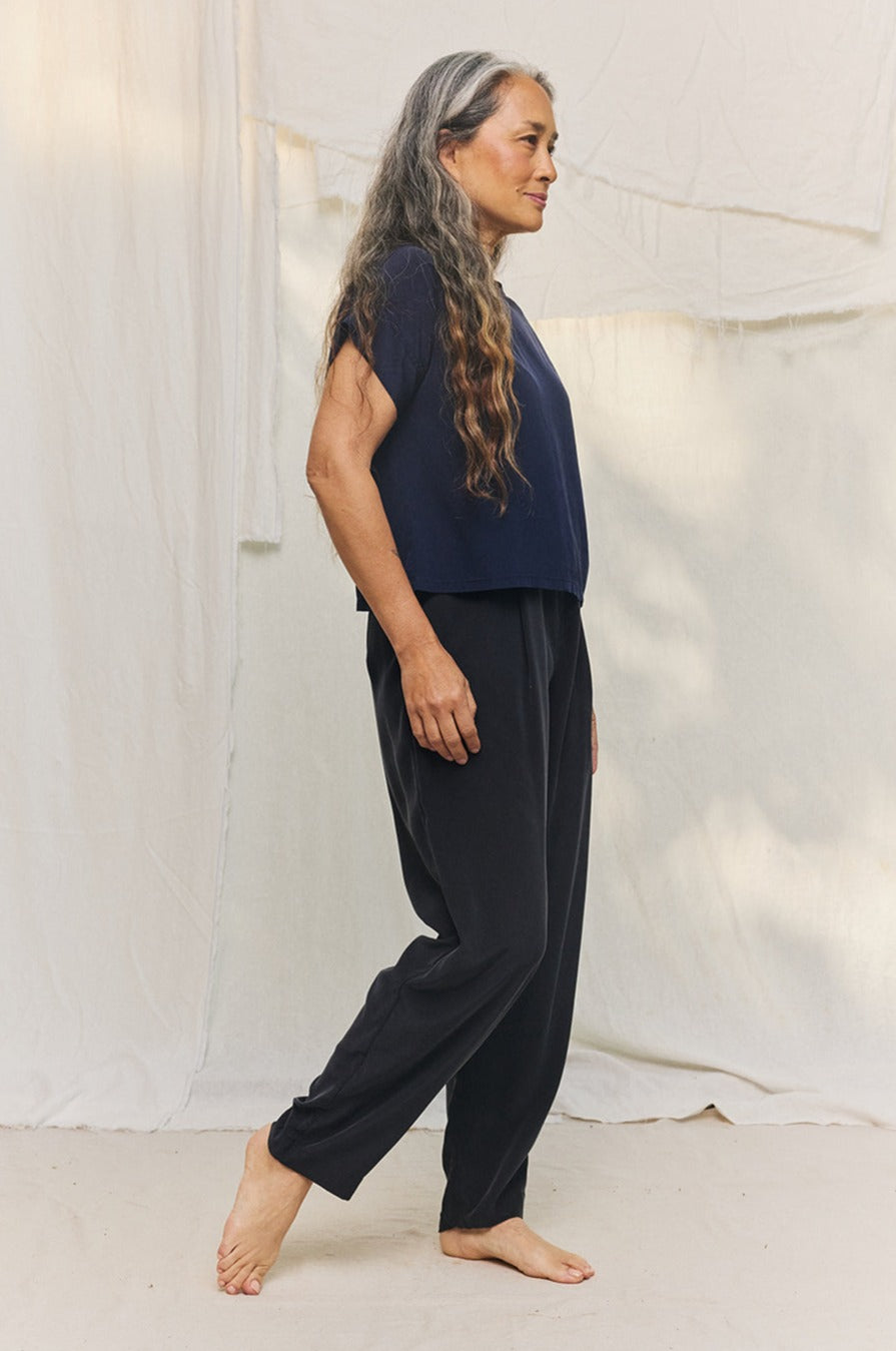 Andy Trouser in Washable Silk Graphite#color_graphite