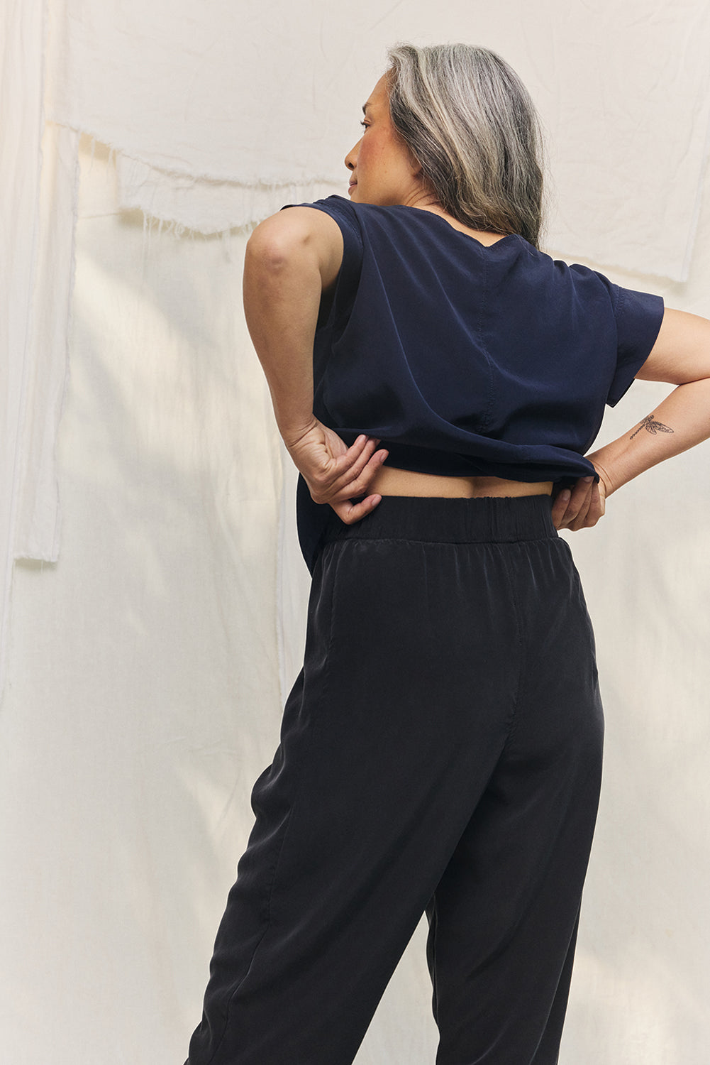 Andy Trouser in Washable Silk Graphite#color_graphite