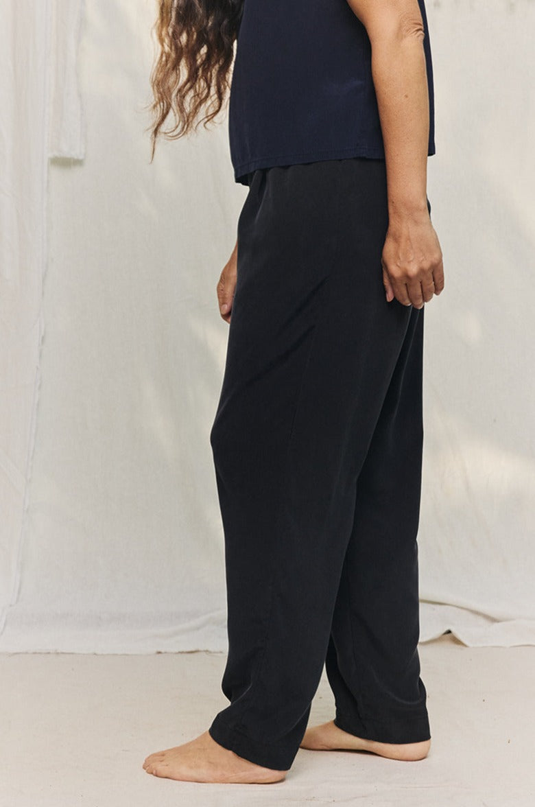 Andy Trouser in Washable Silk Graphite#color_graphite