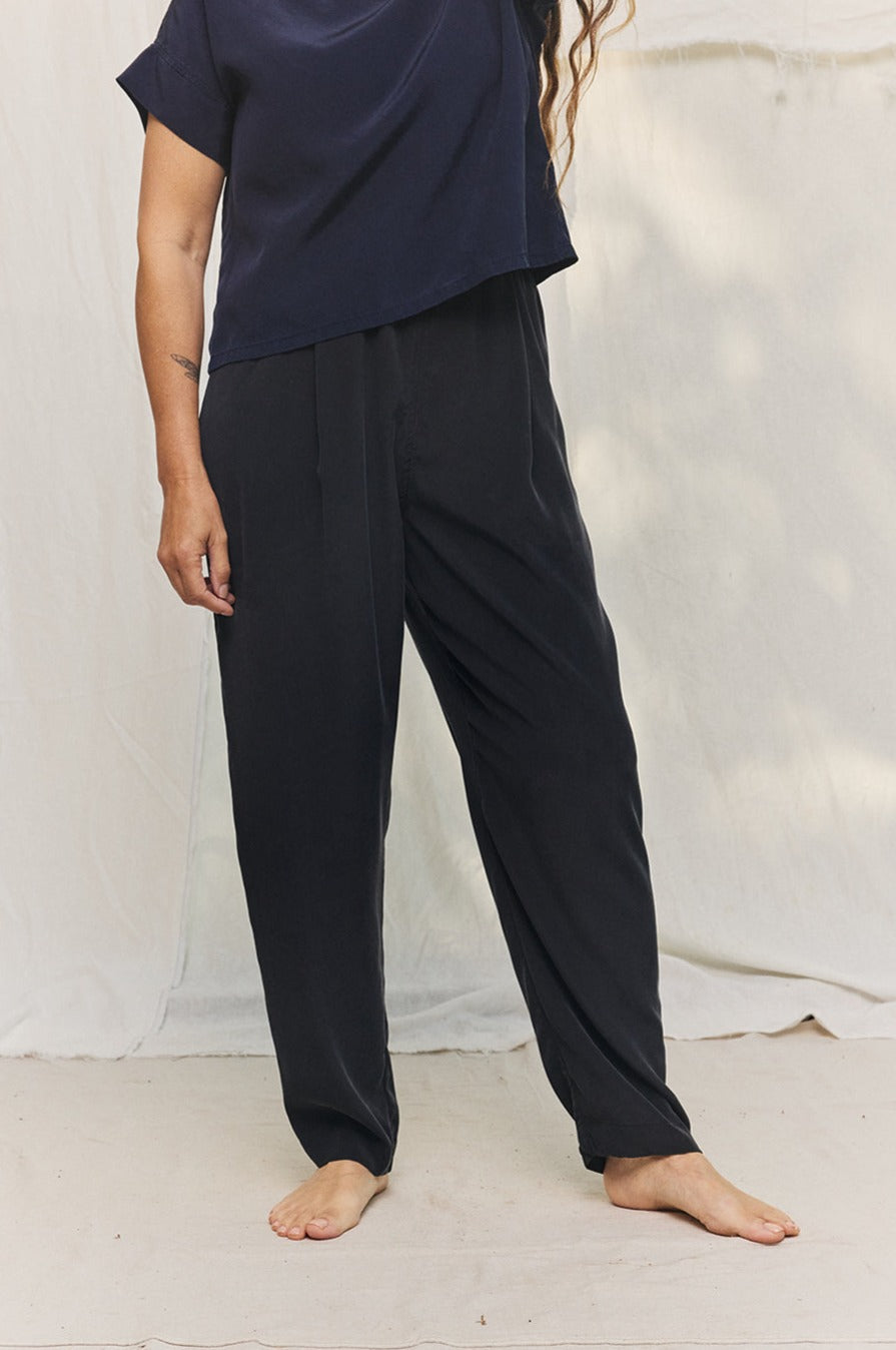 Andy Trouser in Washable Silk Graphite#color_graphite