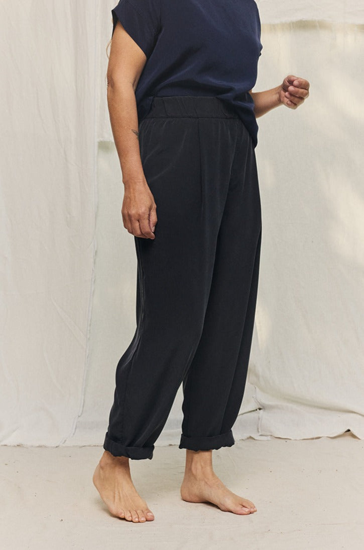 Andy Trouser in Washable Silk Graphite#color_graphite