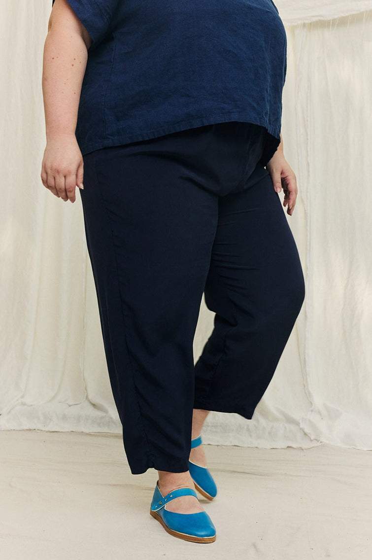 Andy Trouser in Washable Silk Midnight#color_midnight