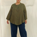 Long Sleeve Kara Snap Top in Lightweight Linen Lichen#color_lichen